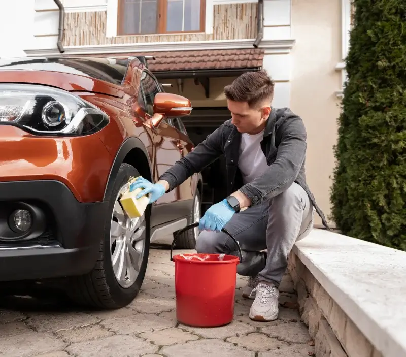 Lavage auto à domicile Saint-Martin-les-Eaux : professionnel intervenant sur un véhicule